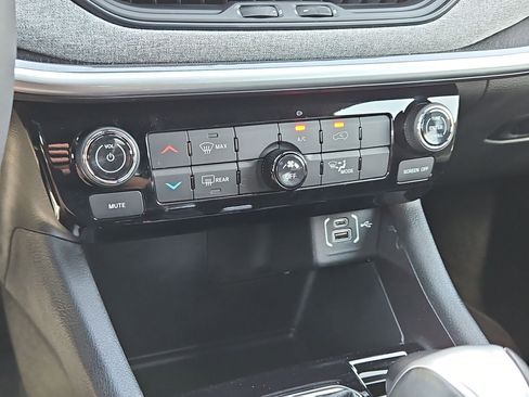 Used 2024 Jeep Compass Latitude image 19