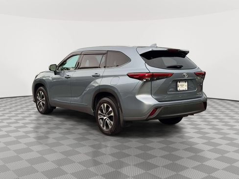 Used 2022 Toyota Highlander XLE AWD/4WD image 5