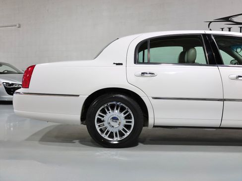 Used 2008 Lincoln Town Car Signature Limited RWD image 44
