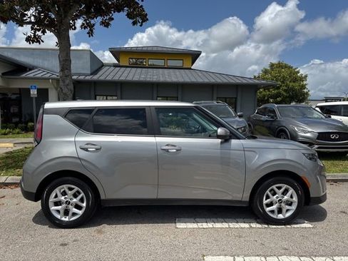 Used 2025 Kia Soul LX w/ LX Technology Package FWD image 8