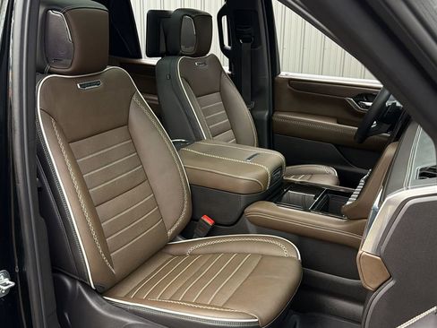 Used 2025 GMC Yukon Denali Ultimate w/ LPO, Floor Liner Package image 34