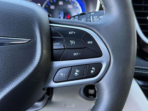 Used 2023 Chrysler Pacifica Limited image 20