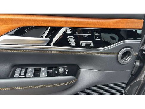 Used 2025 Jeep Grand Wagoneer L Series III w/ Rear Seat Video Group 1 AWD/4WD image 29