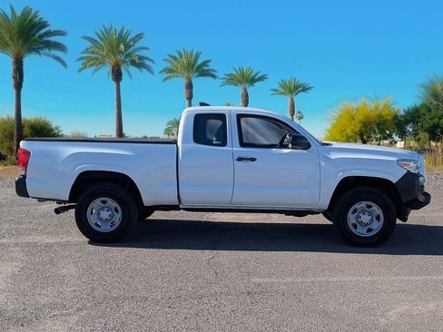Used 2017 Toyota Tacoma SR image 6