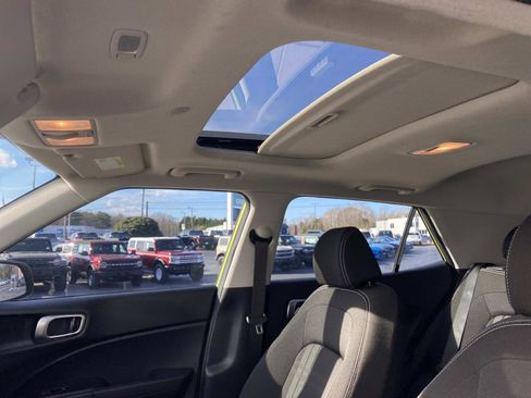 Used 2023 Hyundai Venue SEL image 18