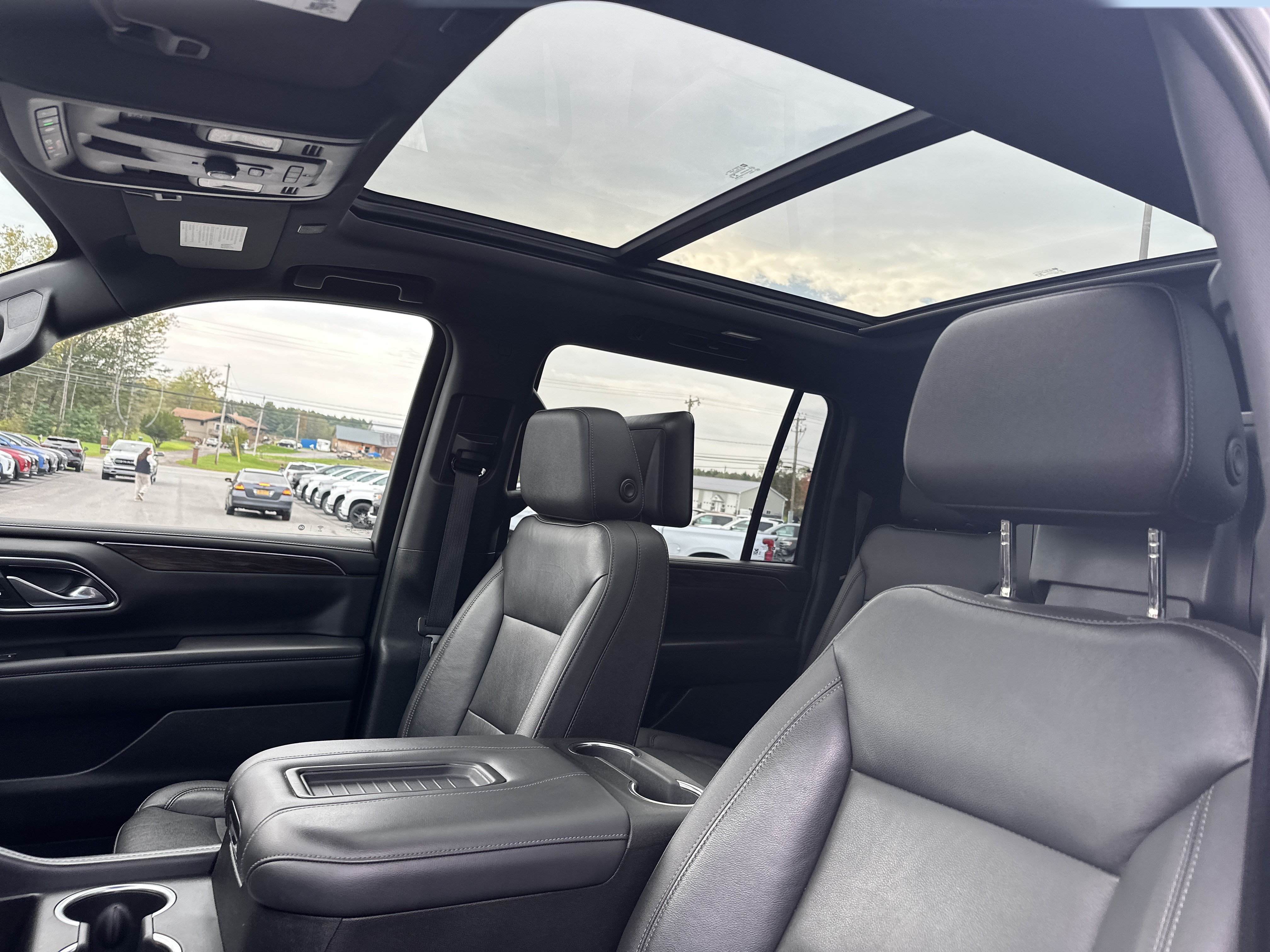 Certified 2021 Chevrolet Suburban Z71 w/ Rear Media and Nav Package AWD/4WD image 11