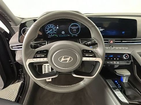 Certified 2025 Hyundai Elantra SEL FWD image 15
