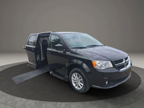 Used 2019 Dodge Grand Caravan SXT FWD image 2