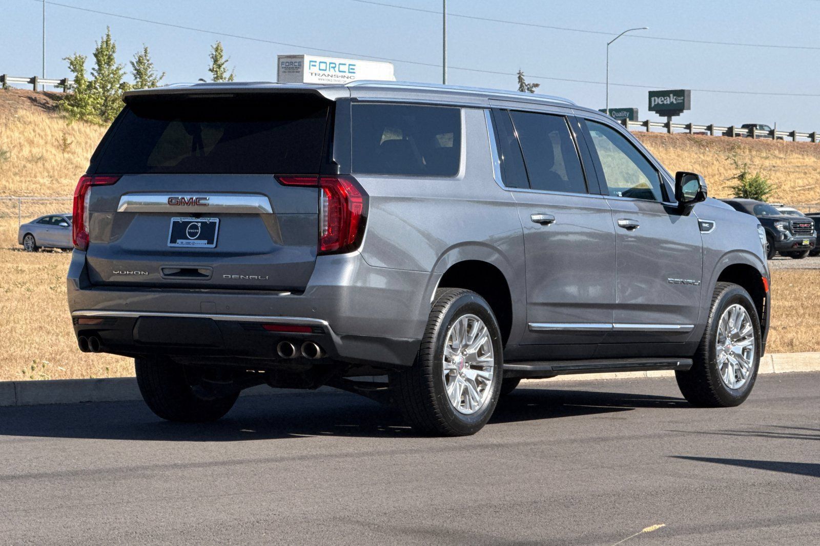 Used 2022 GMC Yukon XL Denali AWD/4WD image 3