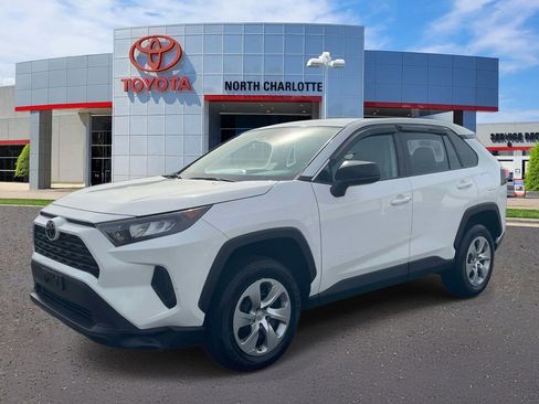 Used 2022 Toyota RAV4 LE image 4