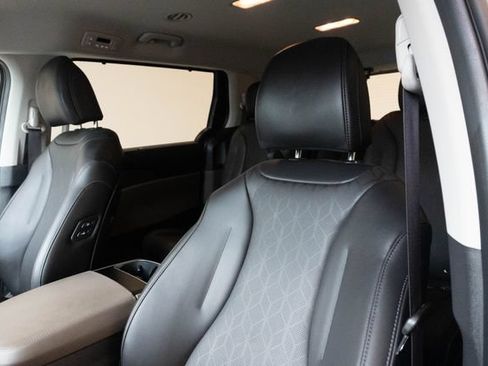 Used 2026 Kia Carnival EX FWD image 18