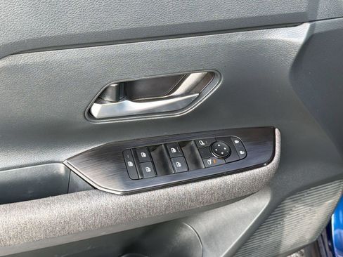 Certified 2025 Nissan Kicks SV FWD image 17