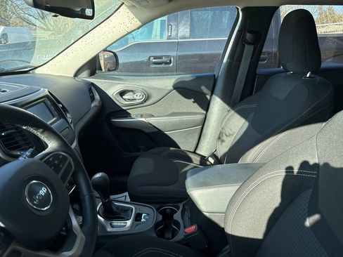 Used 2017 Jeep Cherokee Latitude w/ Cold Weather Group image 9