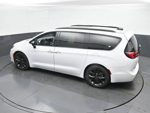 Used 2025 Chrysler Pacifica Limited image 45