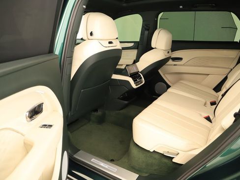 Used 2023 Bentley Bentayga Extended Wheelbase AWD/4WD image 33