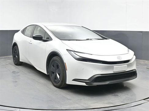 Used 2023 Toyota Prius LE image 2