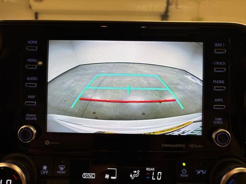 Used 2022 Toyota Highlander XLE FWD image 29