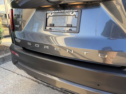 Used 2021 Kia Sorento S image 9