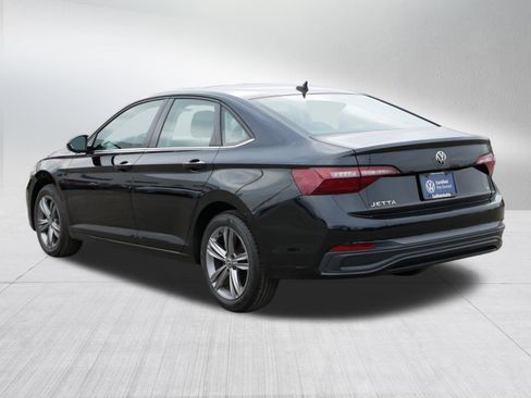 Certified 2022 Volkswagen Jetta SE w/ Panoramic Sunroof Package image 5