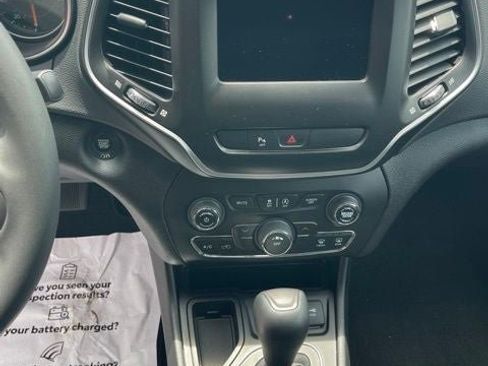 Used 2020 Jeep Cherokee Latitude Plus FWD image 11