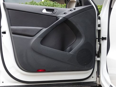 Used 2017 Volkswagen Tiguan Sport image 36