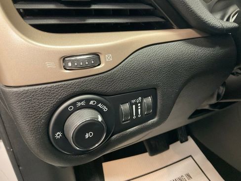 Used 2016 Jeep Cherokee Limited image 14