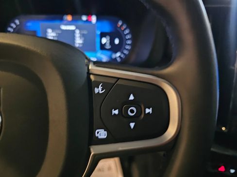 Certified 2025 Volvo XC60 B5 Core AWD/4WD image 22