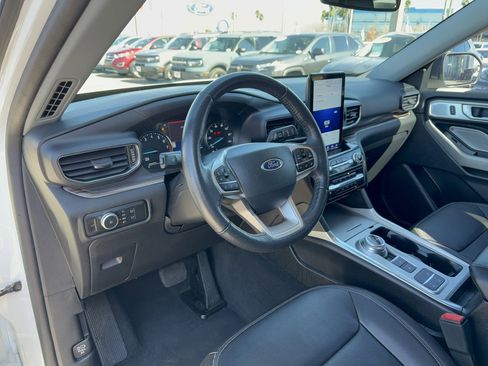 Certified 2022 Ford Explorer Limited w/ Limited Technology Package RWD image 10