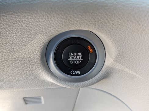 Used 2023 Chrysler Pacifica Limited image 26