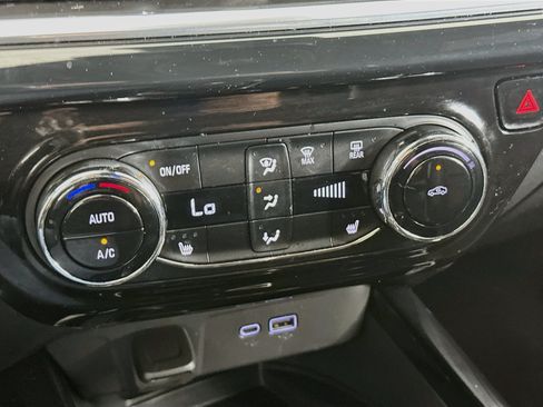 Used 2024 Chevrolet Trax RS w/ Sunroof Package FWD image 22