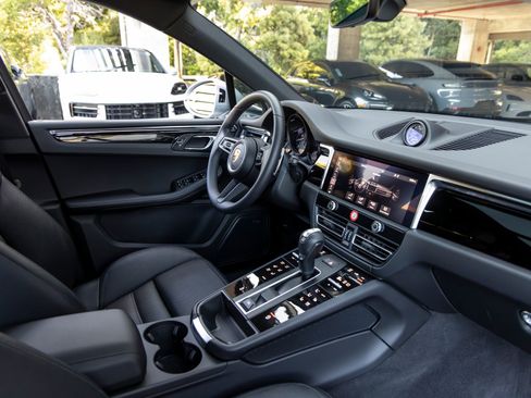 Certified 2025 Porsche Macan AWD/4WD image 53