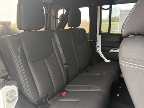 Used 2016 Jeep Wrangler Unlimited Sahara w/ Connectivity Group AWD/4WD image 23