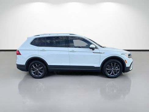Certified 2024 Volkswagen Tiguan SE w/ Panoramic Sunroof Package FWD image 3