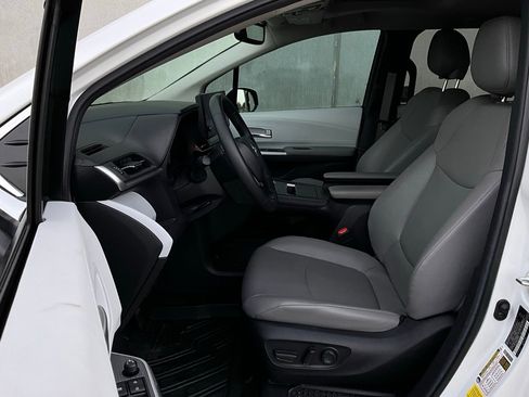 Used 2025 Toyota Sienna XLE image 10
