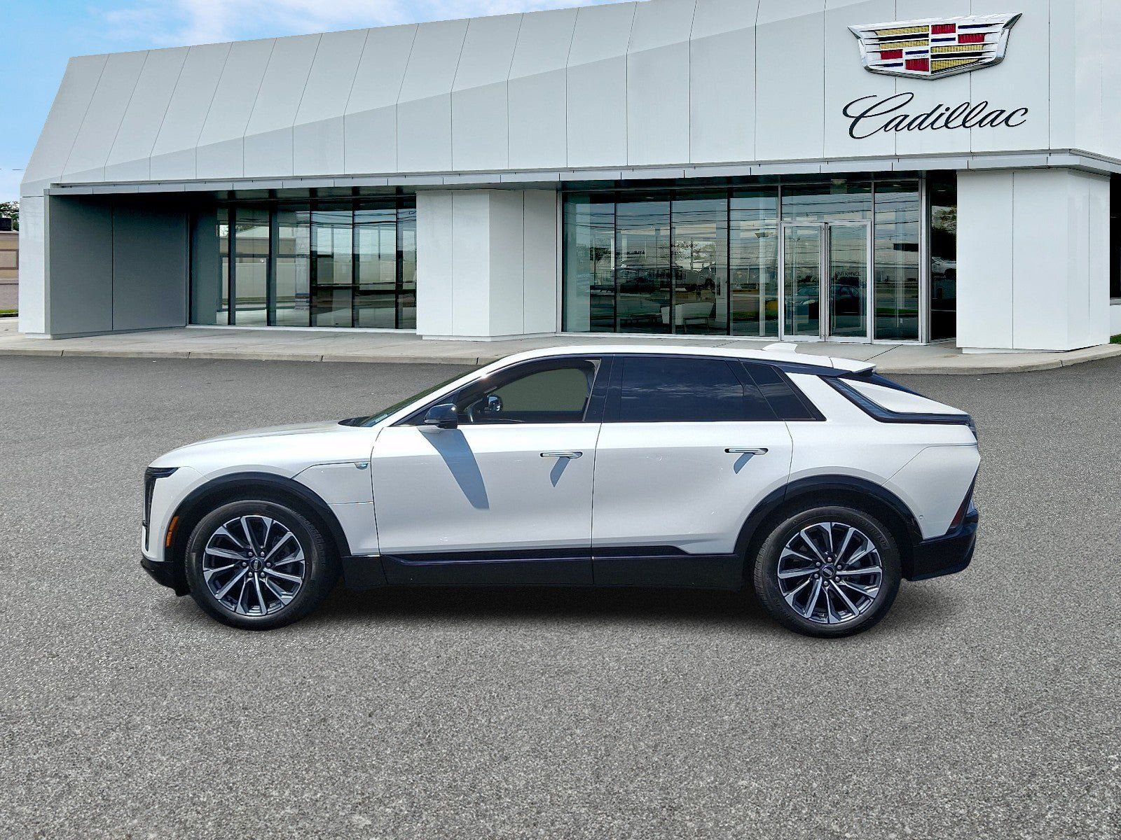 Certified 2024 Cadillac Lyriq Sport AWD/4WD image 2