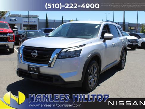 Used 2025 Nissan Pathfinder SV FWD image 3