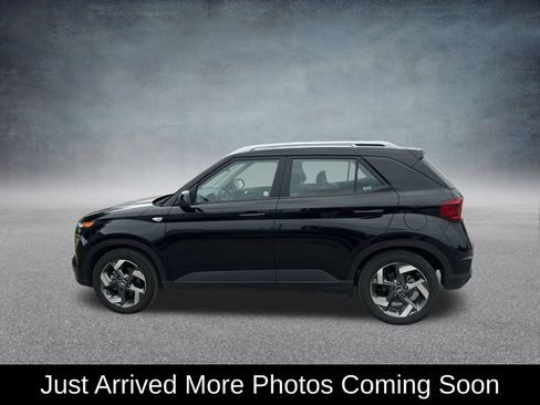 Used 2025 Hyundai Venue SEL FWD image 2