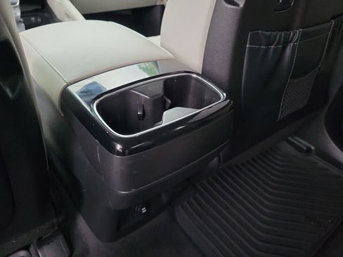 Certified 2024 Kia Telluride EX w/ EX Captain's Chair Package FWD image 12