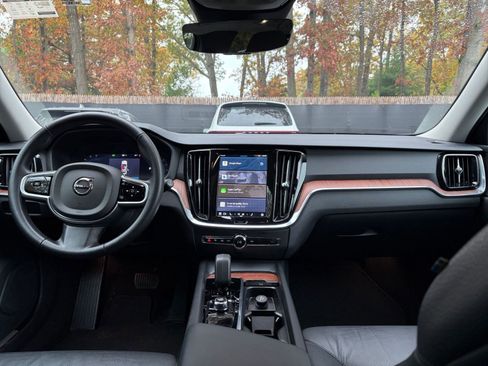 Used 2025 Volvo V60 B5 Cross Country Plus image 32