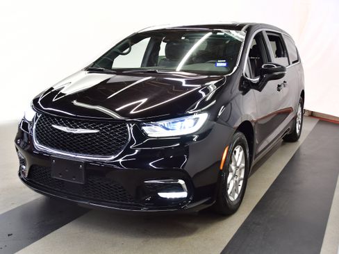 Used 2025 Chrysler Pacifica Select FWD image 4
