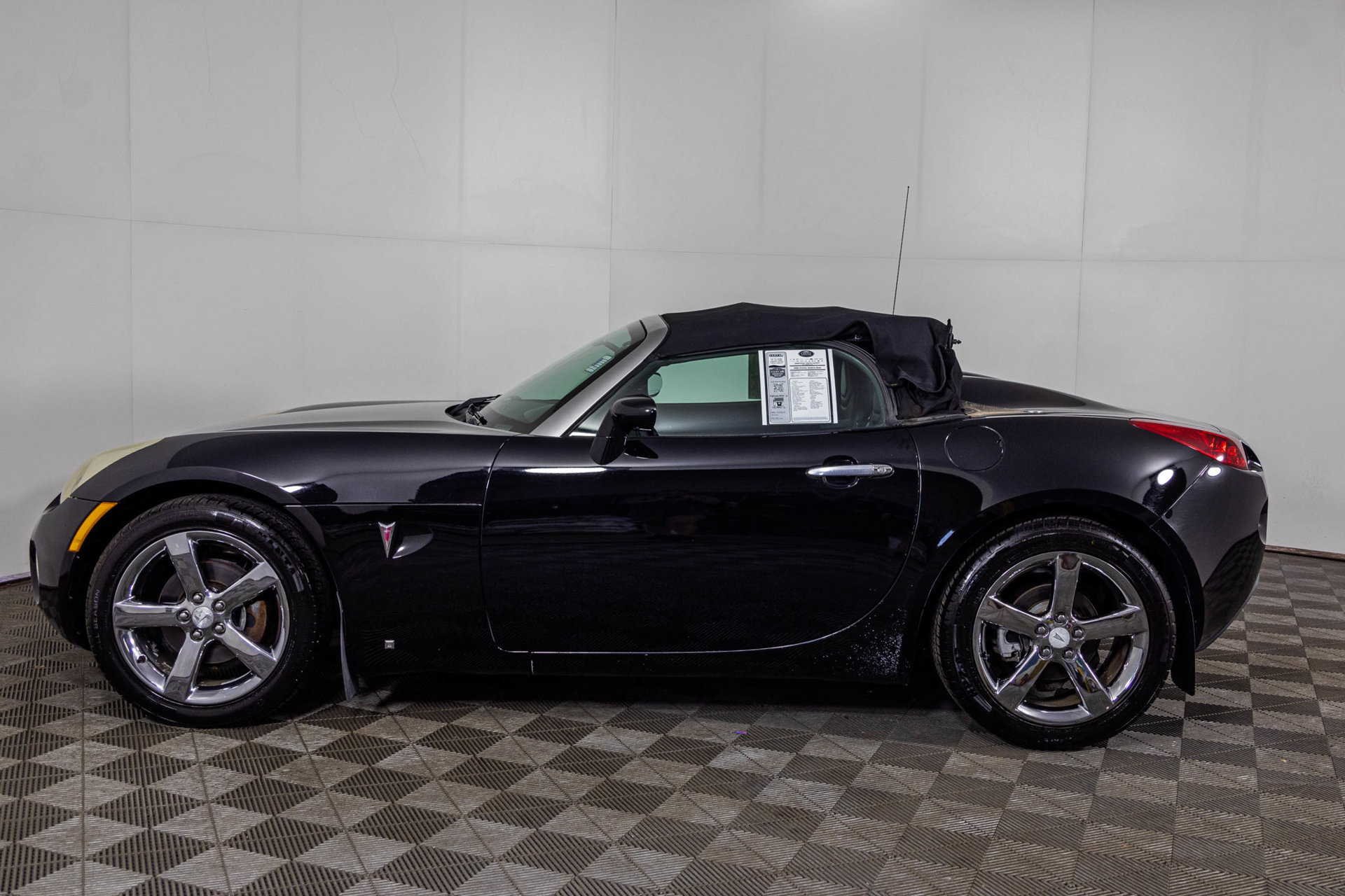 Used 2006 Pontiac Solstice Convertible w/ Premium Package RWD image 18