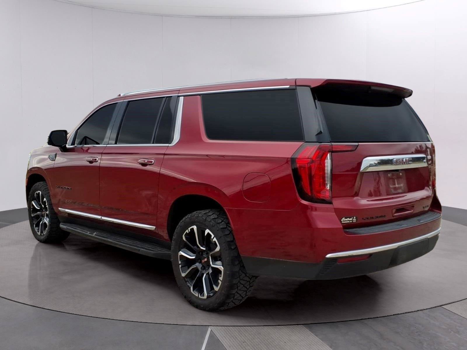 Used 2023 GMC Yukon XL SLT w/ SLT Premium Package AWD/4WD image 3