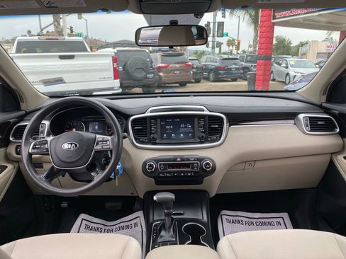 Used 2019 Kia Sorento LX image 18