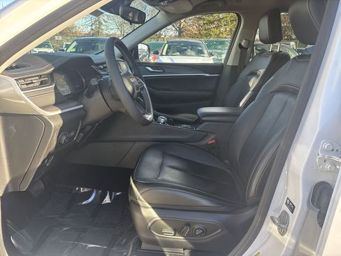 Used 2023 Jeep Grand Cherokee Limited image 11