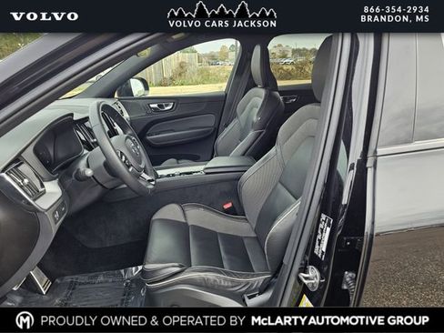 Used 2022 Volvo XC60 B5 R-Design image 13