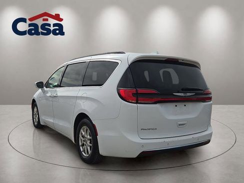 Used 2022 Chrysler Pacifica Touring-L FWD image 2