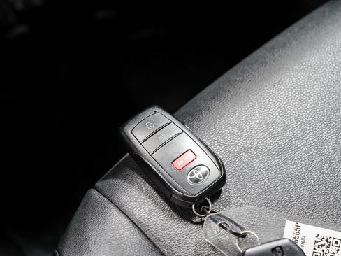 Certified 2025 Toyota Corolla Cross XLE FWD image 29