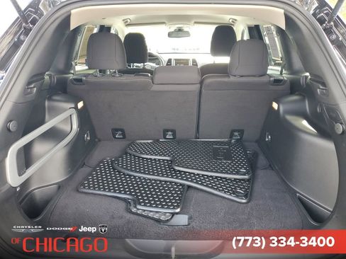 Used 2016 Jeep Cherokee Latitude w/ Cold Weather Group AWD/4WD image 9