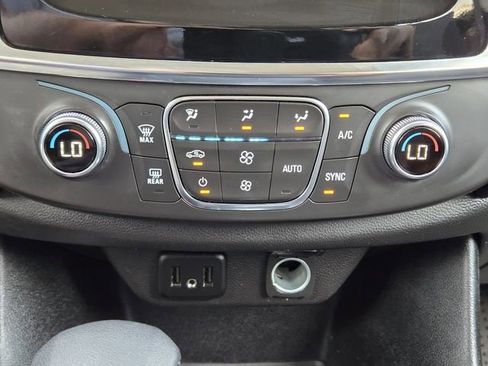 Used 2021 Chevrolet Traverse LS FWD image 18