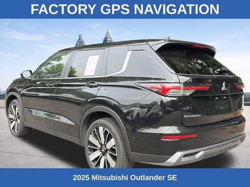 Used 2025 Mitsubishi Outlander SE FWD image 3